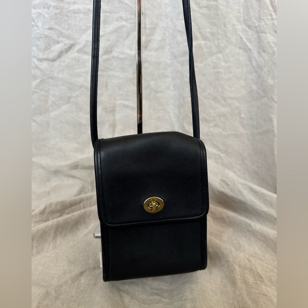 Vintage Coach Leather Crossbody Phone Bag – Classic Turnlock | 90s/Y2K